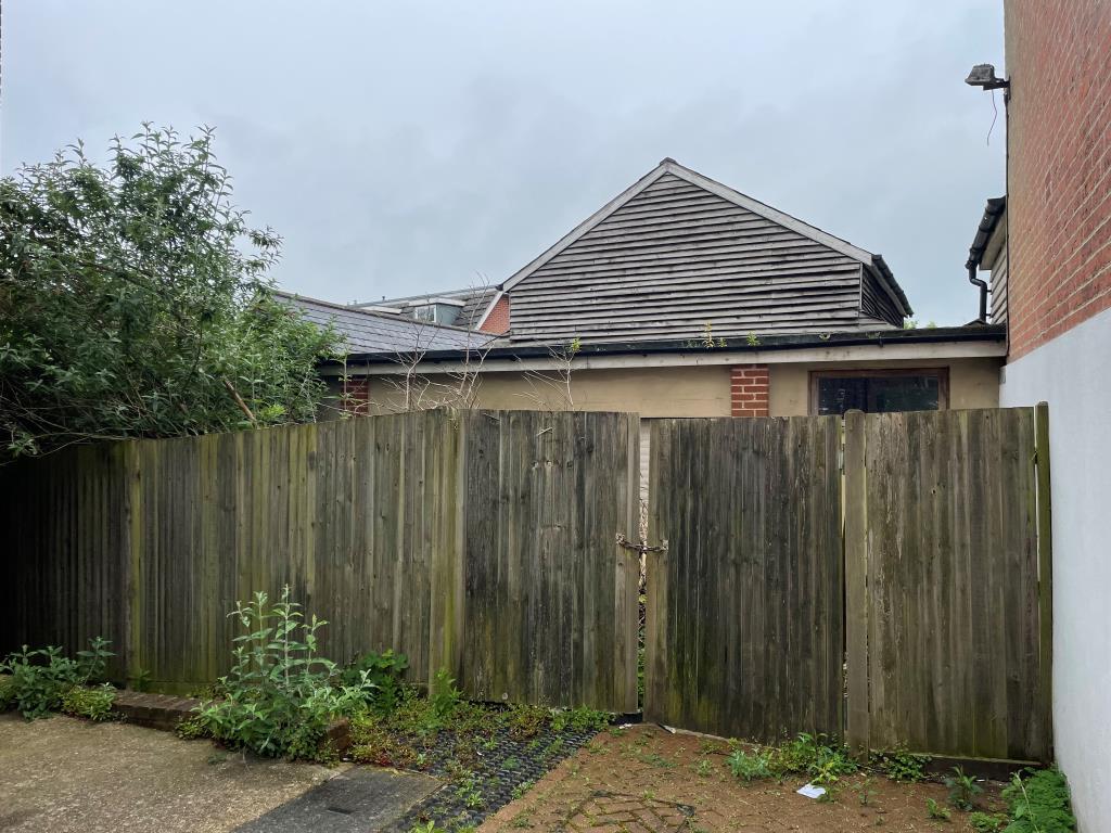 Lot: 67 - FREEHOLD CAR GARAGE - Workshop